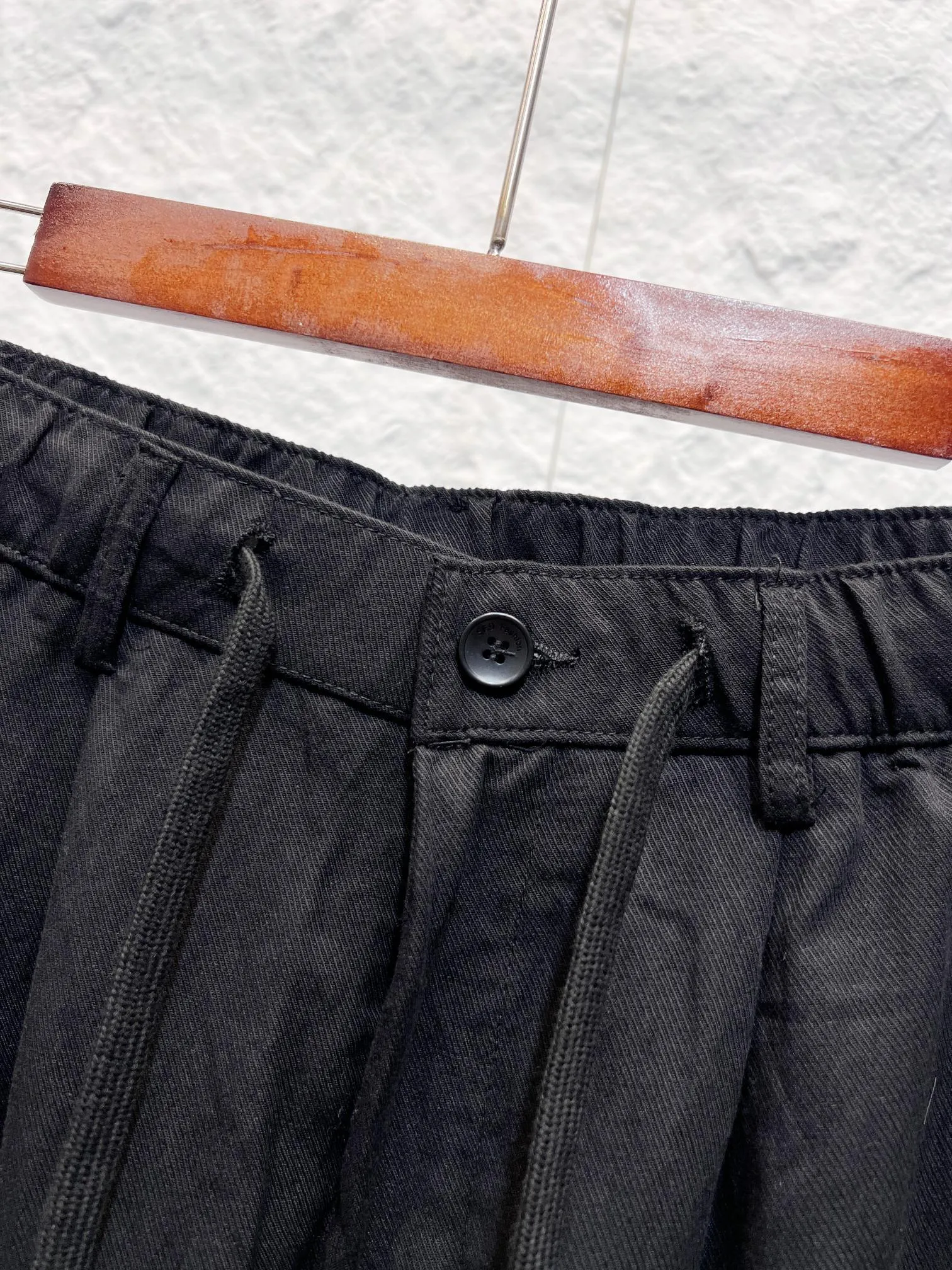 LP Loro Piana (in stock for a long time) Waistband: front button placket + drawstring design, full elastic waistband at the back, elastic waistband at the half (solid front and elastic waistband at the back), fully sewn trouser loops, pockets: front slip pockets; rear patch pockets, back pockets equipped with Genuine Leather metallic leather patch (leather label hardware) linen and cotton blend casual trousers with semi-elastic elasticated waist, drawstring button closure, Genuine Leather metallic logo on the back pockets, loose draped fit. Linen-cotton blended Tencel stone-washed pre-shrunk fabric, front button placket with webbing drawstring, trousers waistband with front and back semi-elastic waistbands, and trousers; front slip pockets, back patch pockets with Genuine Leather metal leather tags, double-threaded topstitching at the pockets; loose straight wide-leg version, double-fold flat hems, all double-thread overlock seams. Color: White Black Wine Red Sizes: M-3XL (worry-free after-sales service)